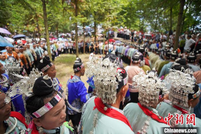 山頂で行われる伝統的な少数民族の祭り「爬坡節」　貴州省丹寨