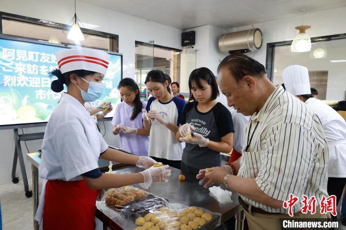 月餅作りを一緒に体験する中国の学生と阿見町友好代表団メンバー（撮影・林馨）。