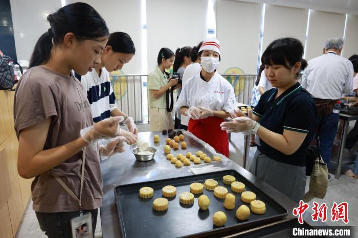 日本の学生が月餅作りを通じて中国伝統文化を体験　広西