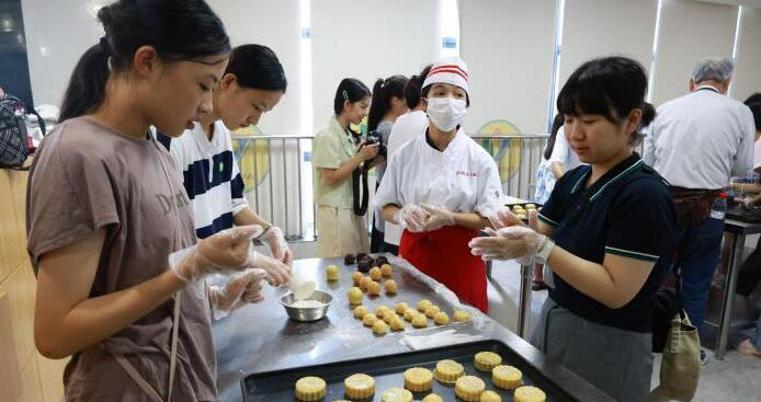 日本の学生が月餅作りを通じて中国伝統文化を体験