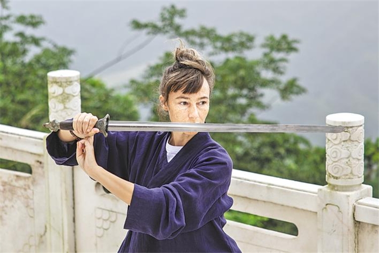 8月10日、白馬山天馬峰で、武当剣法の練習をする英国人のローラさん。