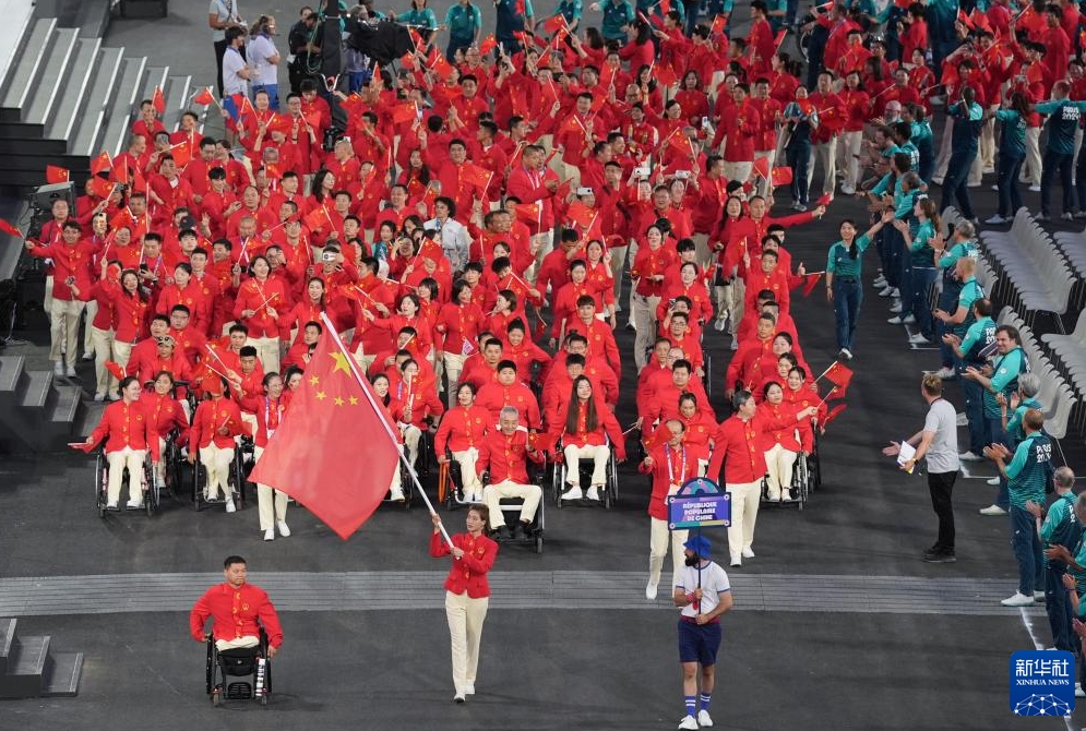 パリ・パラリンピック開会式で、入場行進を行う中国代表団（8月28日撮影・才揚）。