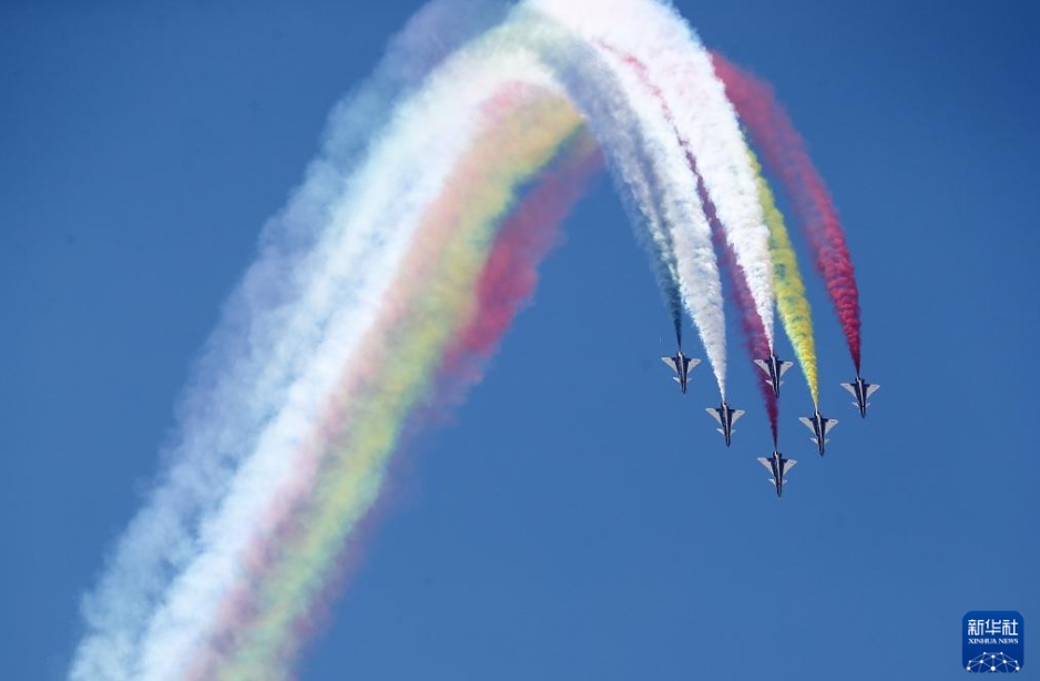 空軍八一アクロバット飛行チームが飛行パフォーマンスを披露　エジプト航空ショー