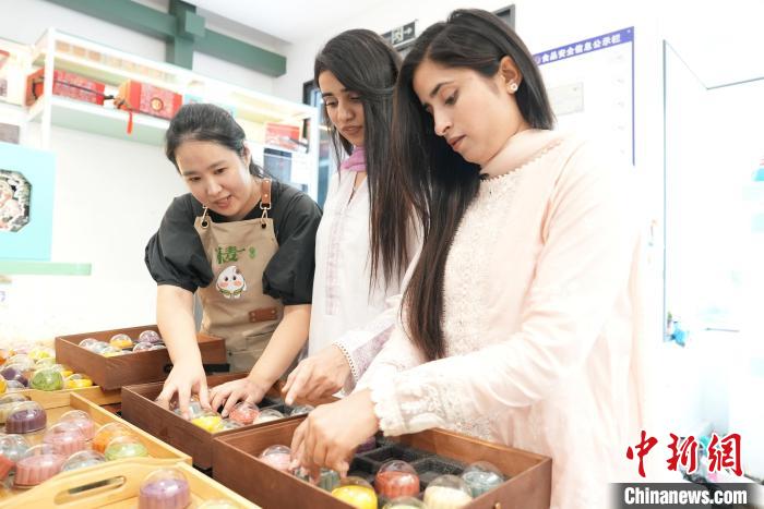 外国人留学生が月餅づくりに挑戦　河北省