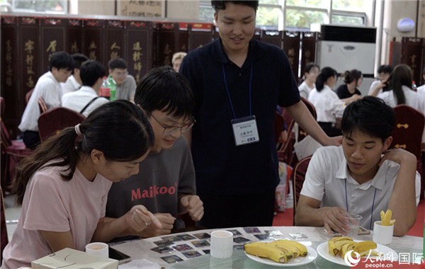 鄭州大学日本語学院の学生と交流する少林寺拳法グループの青年拳士。 