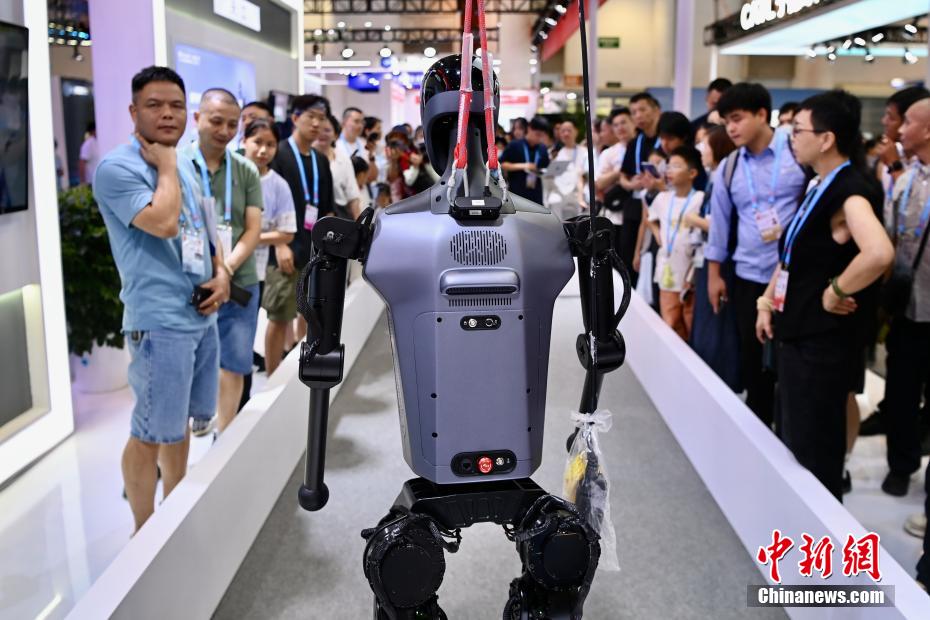 注目を集めるロボットとドローン　中国国際投資貿易商談会