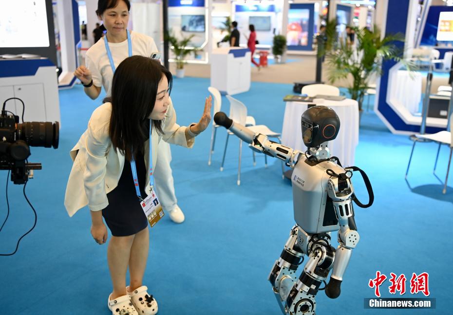 注目を集めるロボットとドローン　中国国際投資貿易商談会