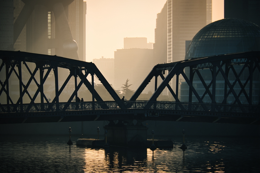 朝日に染まる外白渡橋