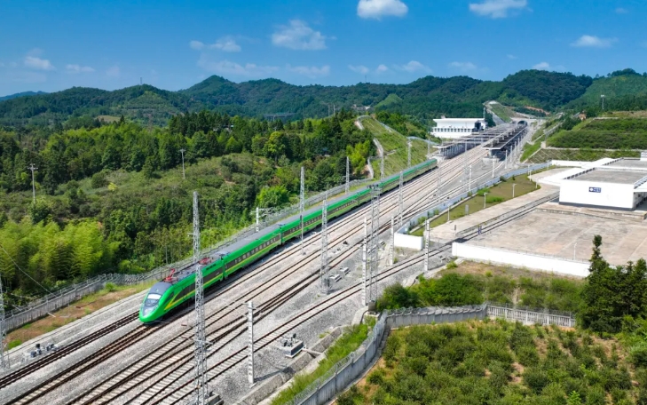 清流駅を出発した「緑巨人」（撮影・張海根）。