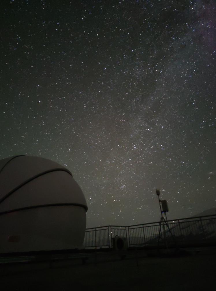 星空の下の塔県衛星・地球間レーザー通信地上ステーション。（画像提供は中国科学院空天情報革新研究院）