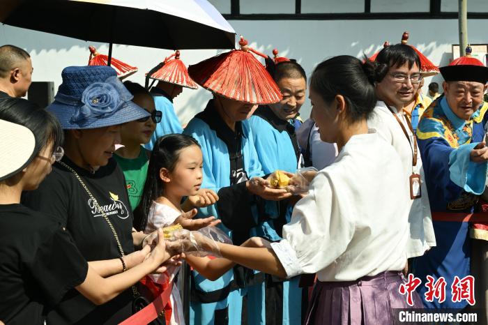 中秋節に巨大月餅を無料で配るイベント開催　四川省閬中市