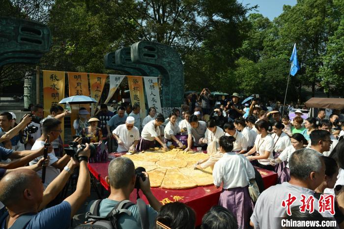 中秋節に巨大月餅を無料で配るイベント開催　四川省閬中市