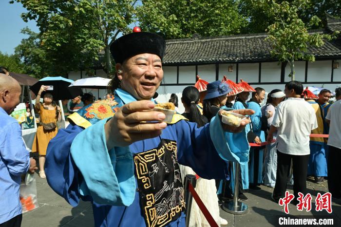 中秋節に巨大月餅を無料で配るイベント開催　四川省閬中市