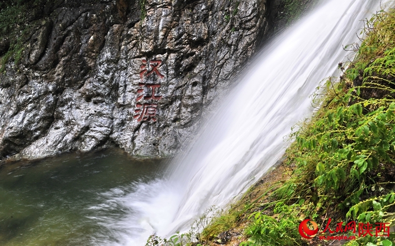 美しい自然が守られた山から流れる水が水源の漢江