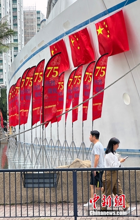 国慶節控え、街中にはためく国旗　香港特区