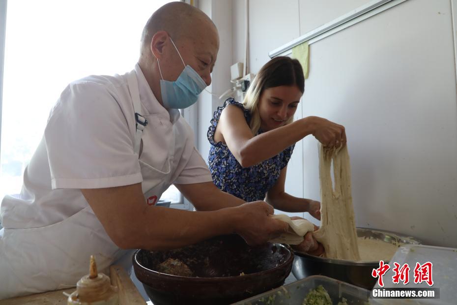 ロシア人留学生が湖北省で香河肉餅作りを体験