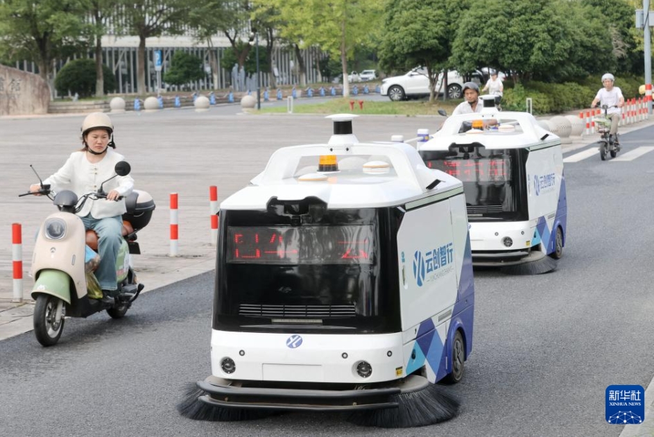 浙江省湖州市徳清県武康街道（エリア）の路上で、清掃作業を行う2台の自動清掃車（9月25日撮影・謝尚国）。