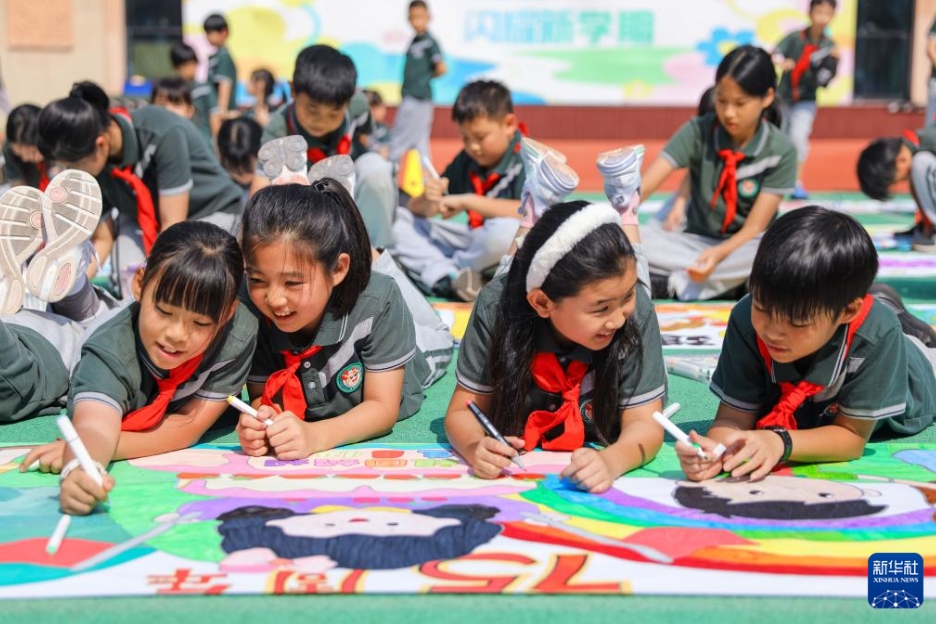 中国各地の幼稚園や学校で国慶節を祝う行事