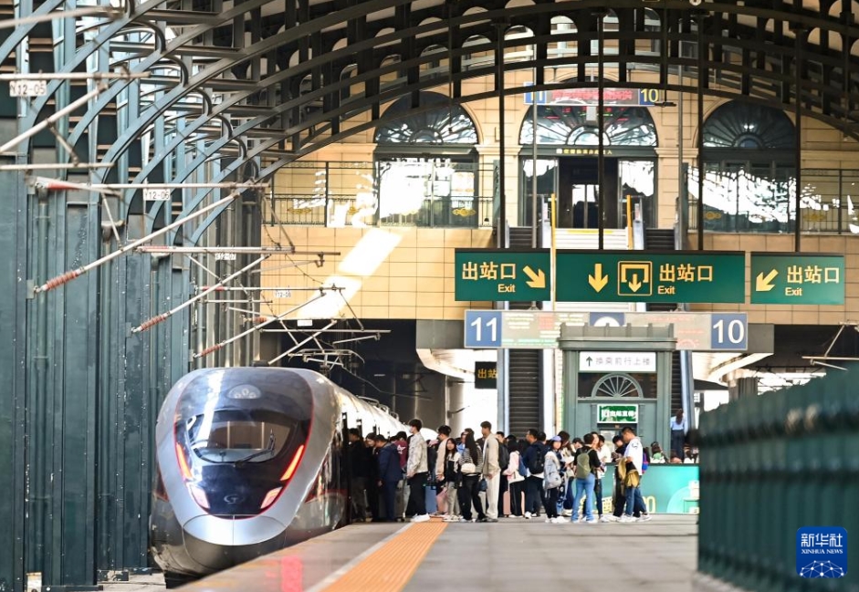 黒竜江省哈爾浜（ハルビン）駅で、列を作って電車に乗り込む乗客たち（9月29日撮影・原勇）。