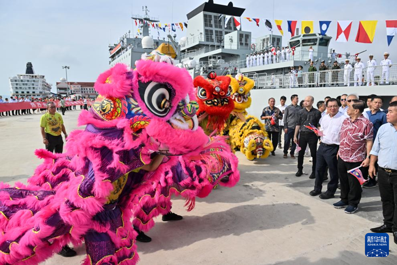 中国海軍の練習艦「戚継光号」と揚陸艦「井崗山号」がマレーシア訪問