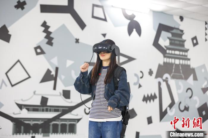 国慶節連休、「VR中軸線」を体験する観光客たち　北京