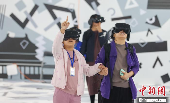 国慶節連休、「VR中軸線」を体験する観光客たち　北京