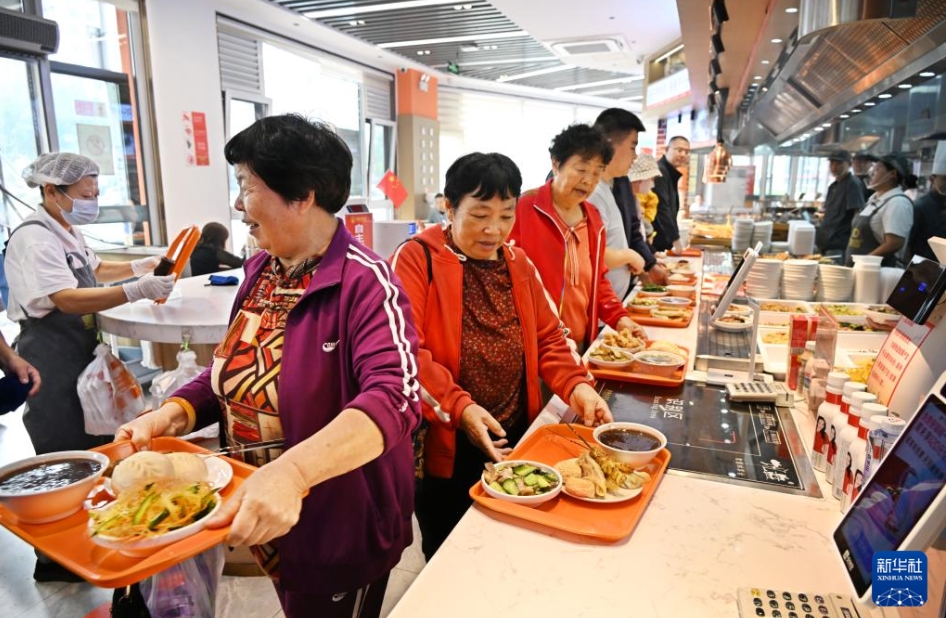 高齢者をサポートするコミュニティの食堂　山東省青島市城陽