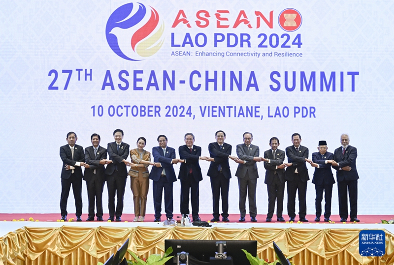 写真：李強総理は10日、ラオス・ビエンチャンで第27回ASEANプラス1（中国）首脳会議に出席した。写真は会議前に撮影された各国首脳の集合写真（撮影・張領）。