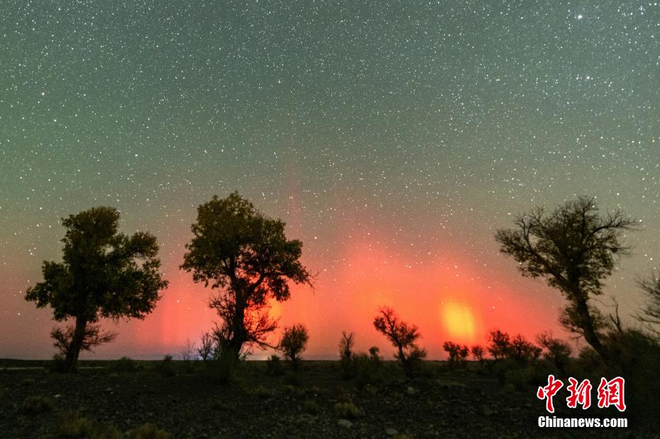 克拉瑪依の夜空を彩る鮮やかなオーロラ　新疆