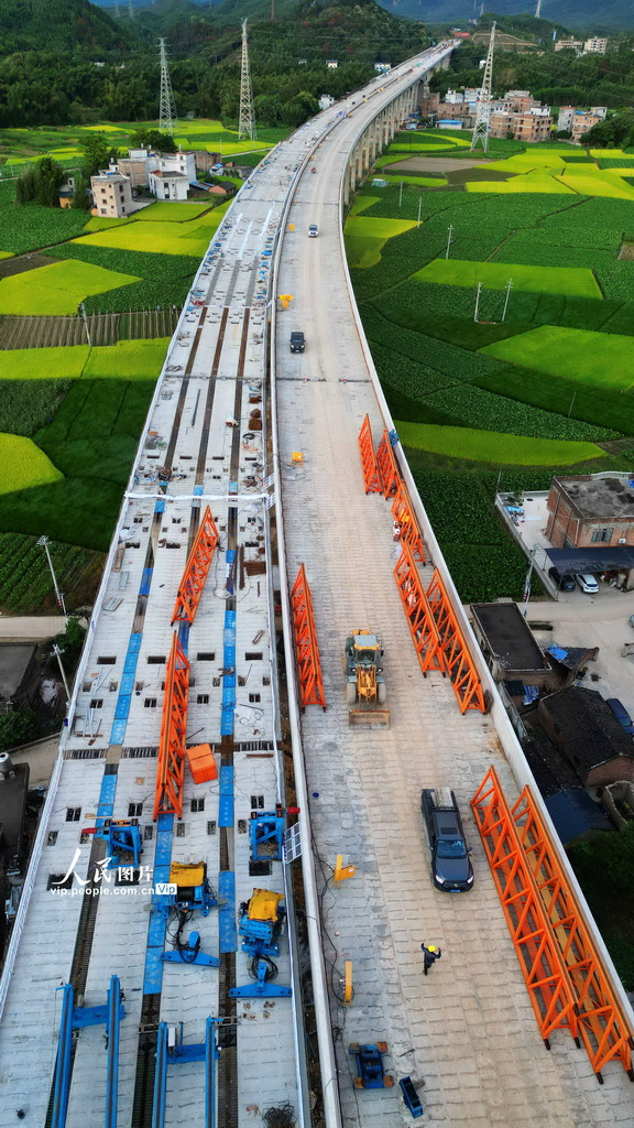 年内開通目指し、建設進む連賀高速道路の賀江特大橋　広西・賀州