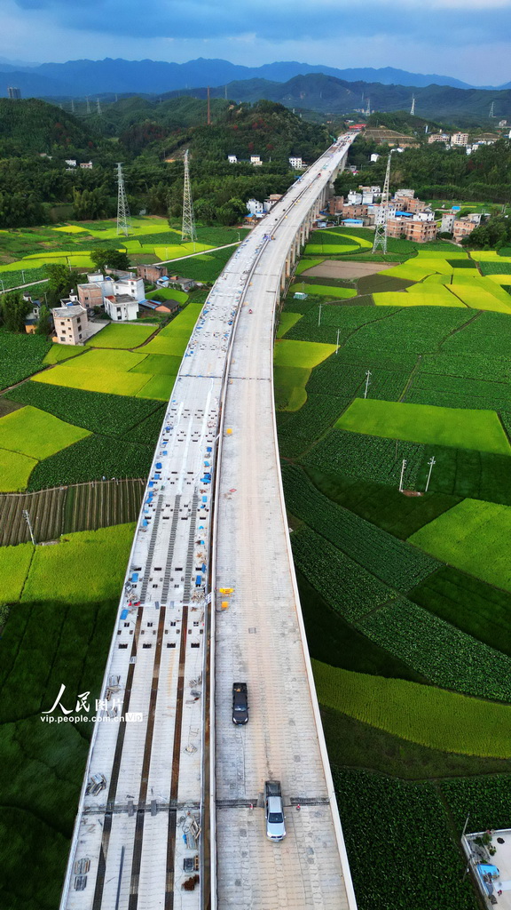 年内開通目指し、建設進む連賀高速道路の賀江特大橋　広西・賀州