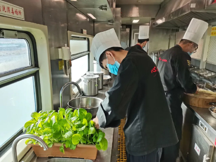 食堂車で「採れたて野菜をその場で調理」サービスを開始