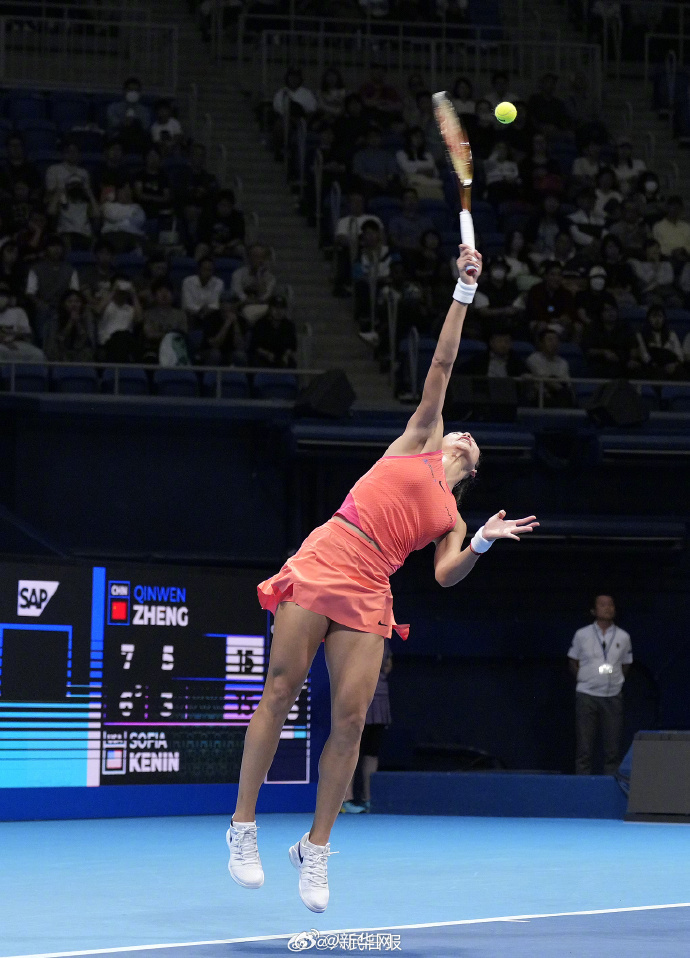 女子テニスWTA東京ツアーで中国の鄭欽文選手が優勝