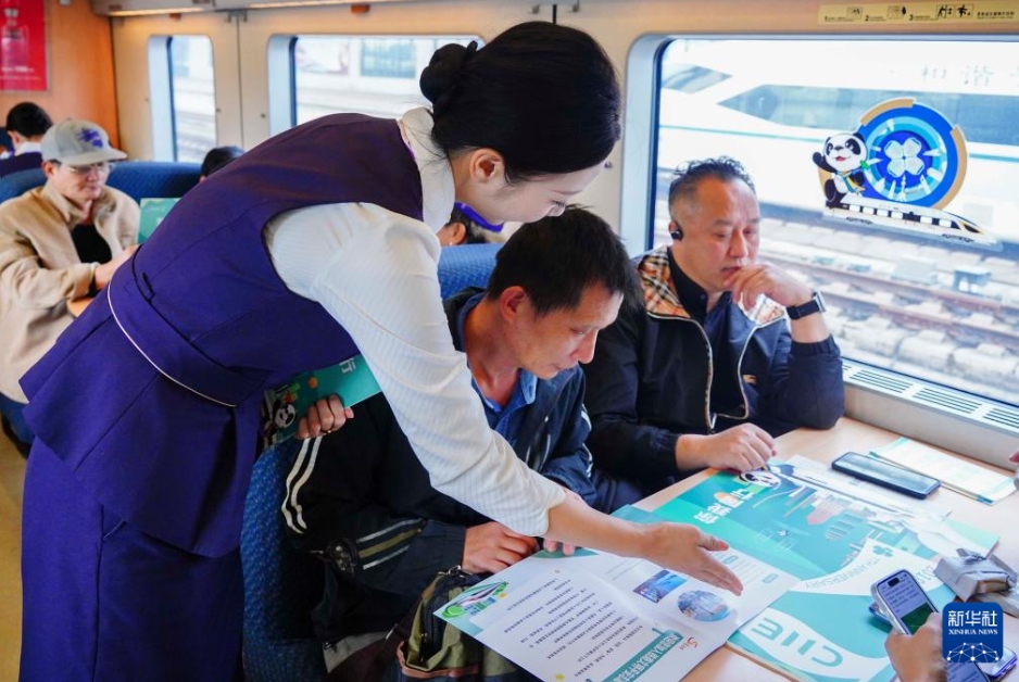 高速鉄道の車内で輸入博PRイベント