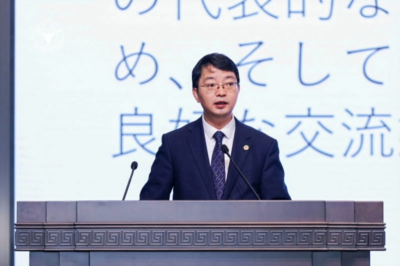 挨拶する浙江大学の周江洪副学長（写真提供・浙江大学）。