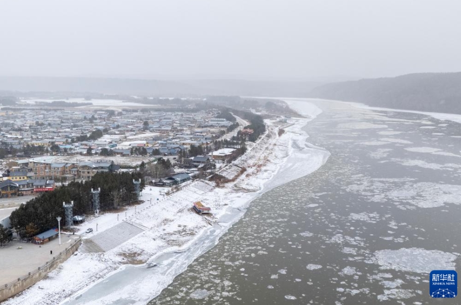 流氷が流れる景色広がる漠河区間　黒竜江省