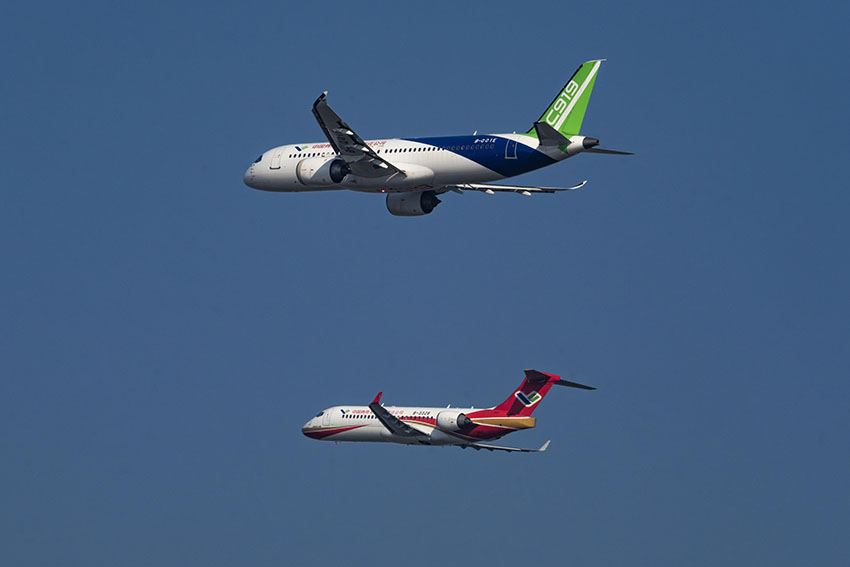 飛行ショーを行うARJ21とC919（撮影・徐炳南）。