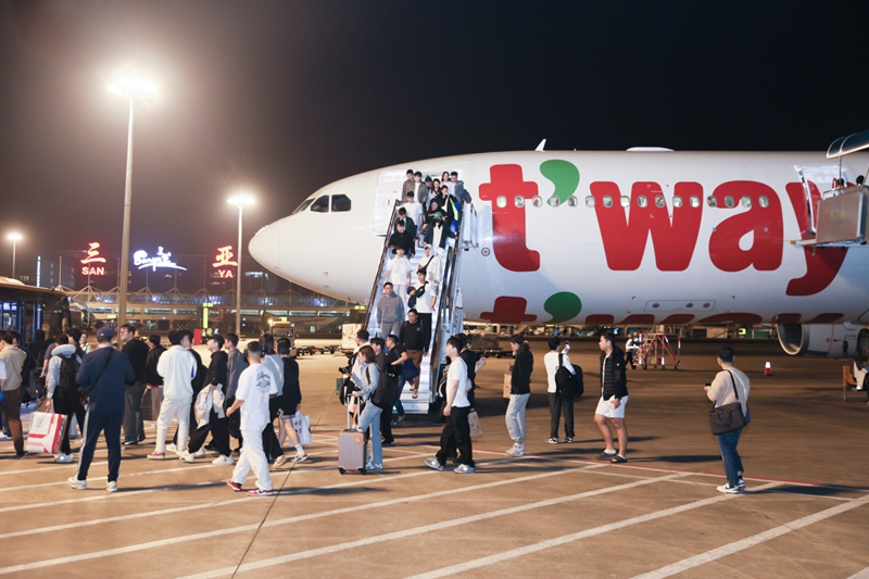 三亜鳳凰国際空港に到着したティーウェイ航空の旅客機。撮影・陳振煌