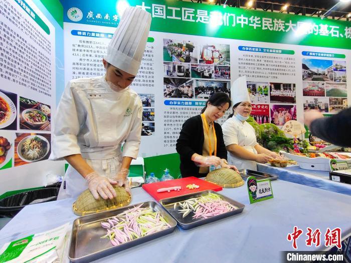 小麦粉で作ったフルーツ「麺果」　広西