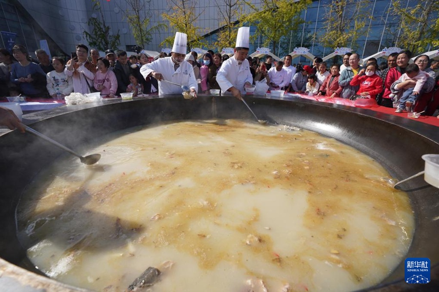 「捕って、食べる！」巨大鍋の魚スープに舌鼓！賑う豊漁イベント　江西省武寧