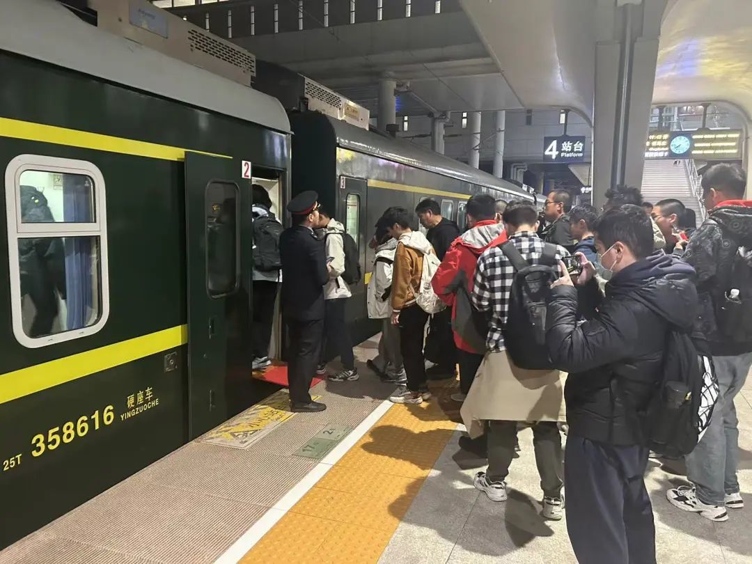 張家口駅で、列車に乗り込む乗客