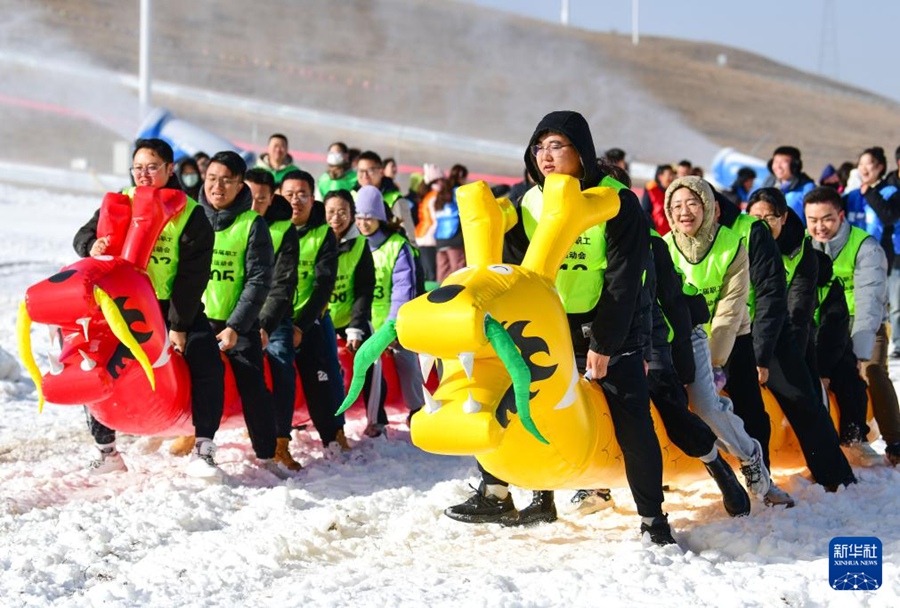 烏蘭察布市大河湾スキー場で氷雪スポーツを楽しむ観光客（11月16日撮影・王正）。