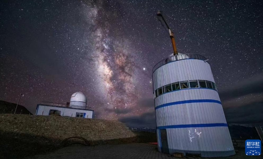 高原で星と宇宙を眺める　西蔵