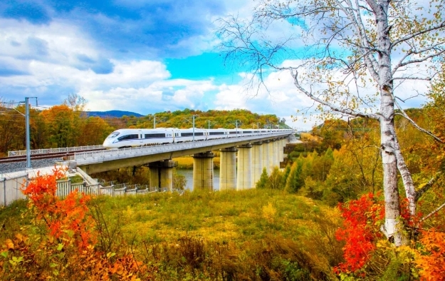 中国の東北地方で最も美しい高速鉄道で秋の旅に出よう！