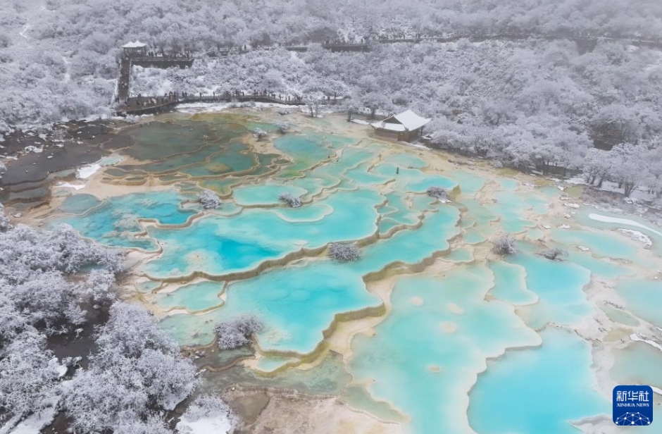 雪と霧に包まれ幻想的な景色広がる黄竜景勝地　四川省