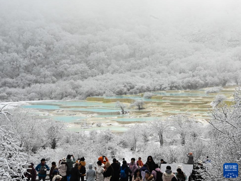 雪と霧に包まれ幻想的な景色広がる黄竜景勝地　四川省