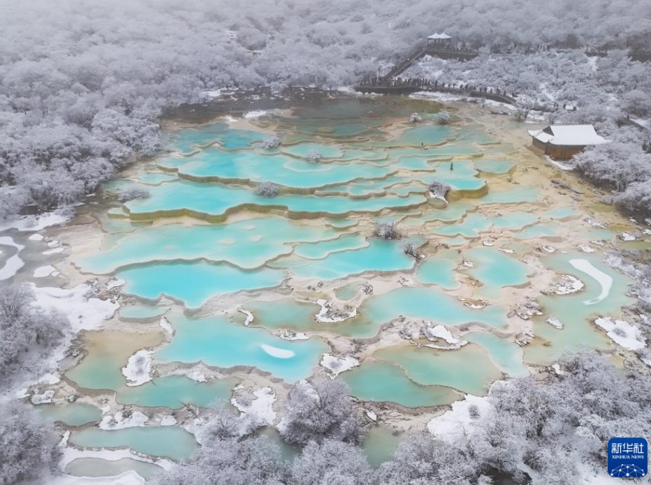 雪と霧に包まれ幻想的な景色広がる黄竜景勝地　四川省