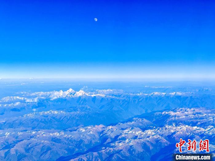 雲南省昆明から西蔵に向かう旅客機の機内から眺める雪山