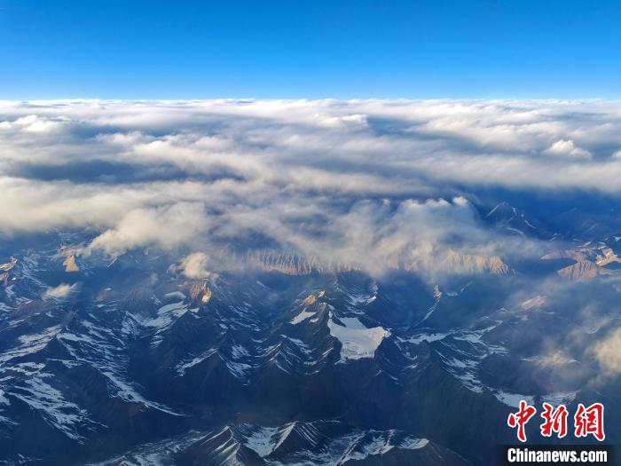 雲南省昆明から西蔵に向かう旅客機の機内から眺める雪山