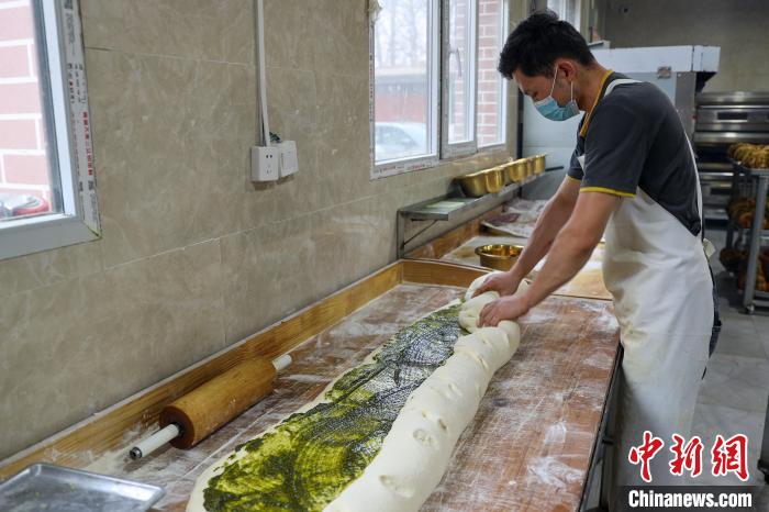 海外に進出する青海グルメ「焜鍋饃饃」